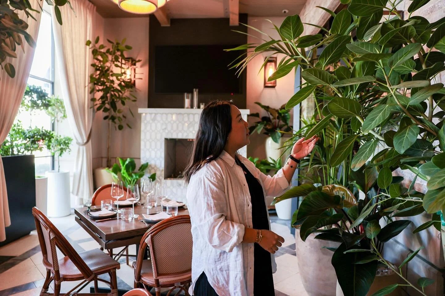 Styling plants in a restaurant